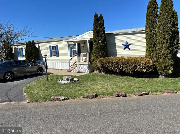 4 Lakeview Dr, Quakertown, PA 18951