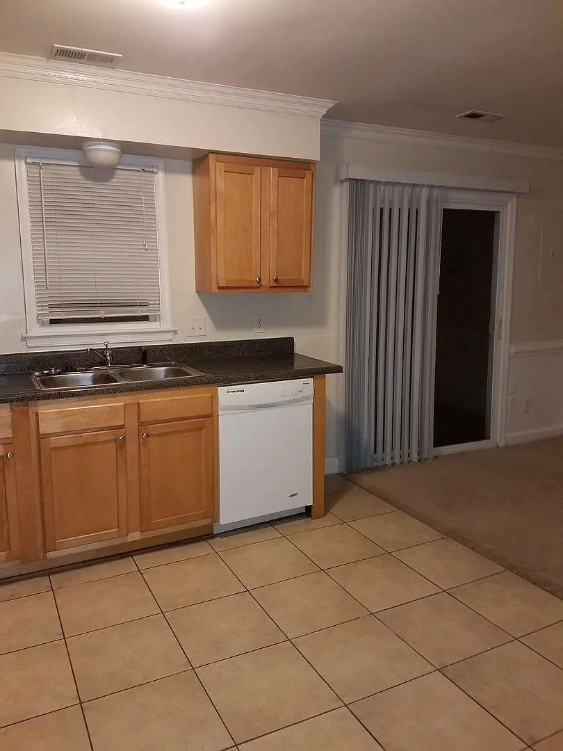Spacious 3 bedroom Townhouse in Chesapeake — Photo 3