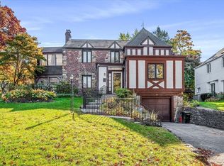 38 Old Pond Rd, Great Neck, NY 11023