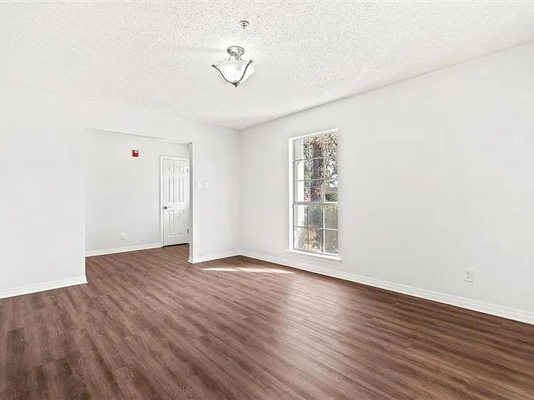 1240 Lynchburg Ct — Photo 11