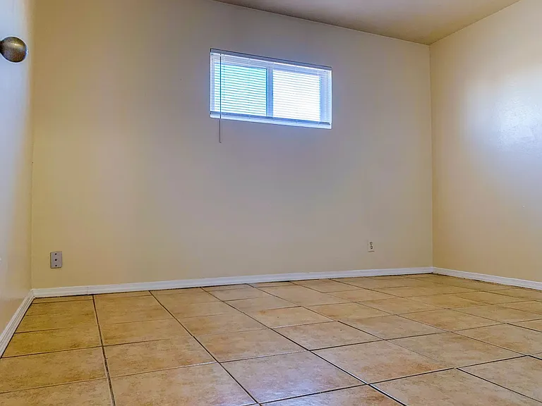 Spacious 2 Bedroom Apartment with Fireplace — Photo 38