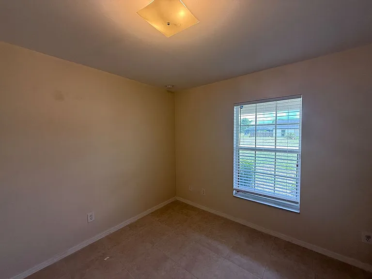 1823 NW 31st St — Photo 5