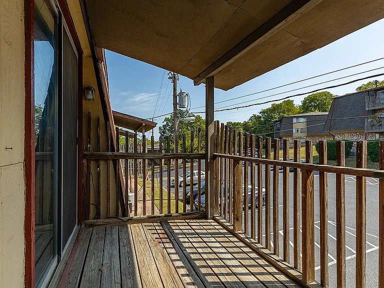 Hartford House Apartments — Photo 14