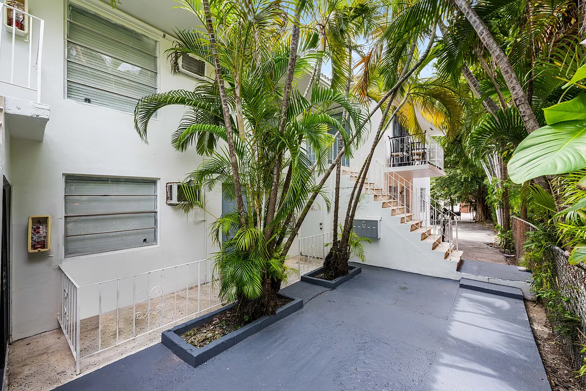 Building Photo - 858 SW 2nd St #1