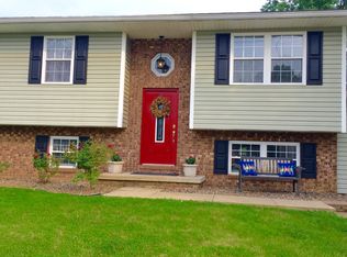 107 Willard Cir, Hurricane, WV 25526