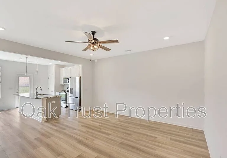 500 Trotters Ln — Photo 7