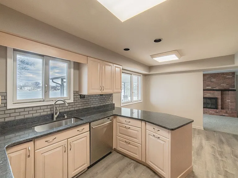 1587 Three Lakes Dr — Photo 5