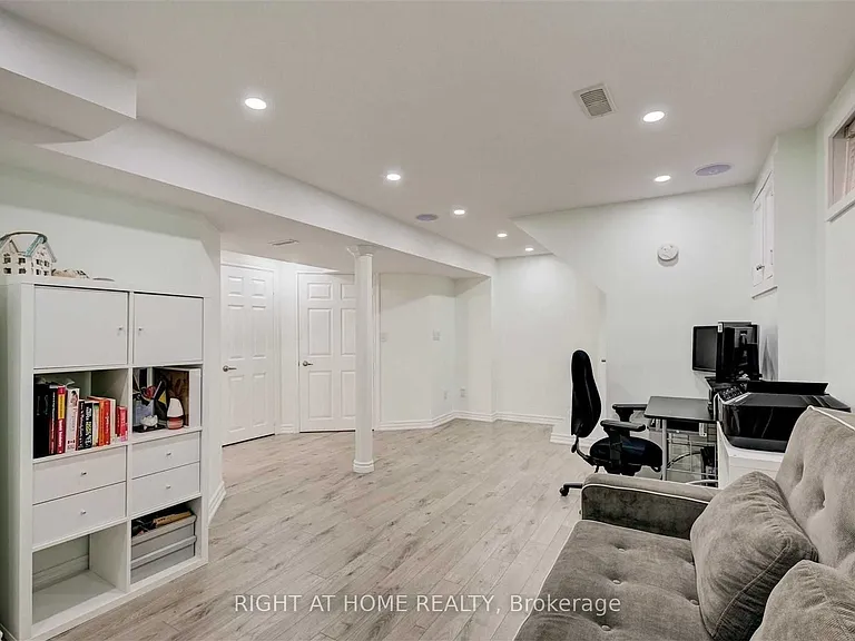 121 Radford Dr — Photo 17