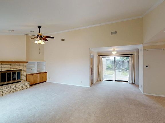 4th image of 402 Summit Cir