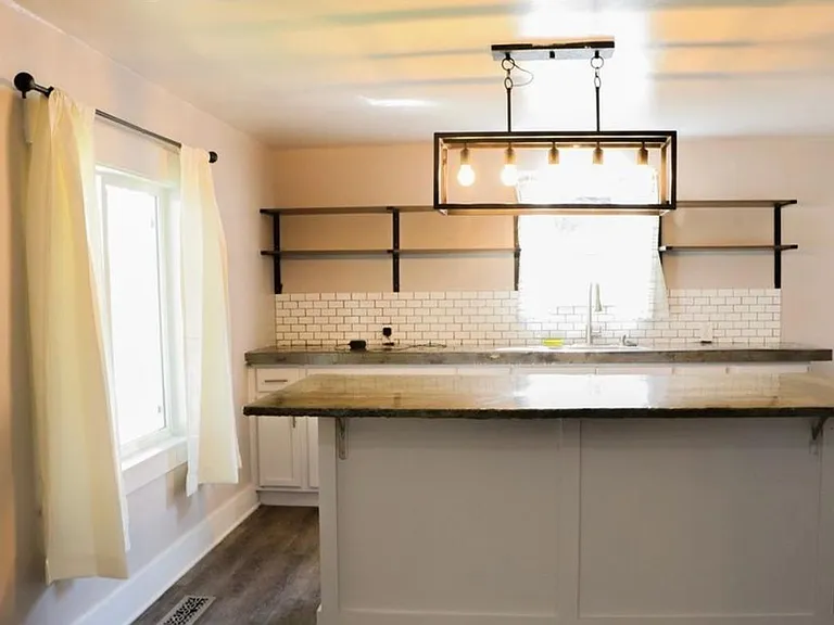 1002 NE C St — Photo 8