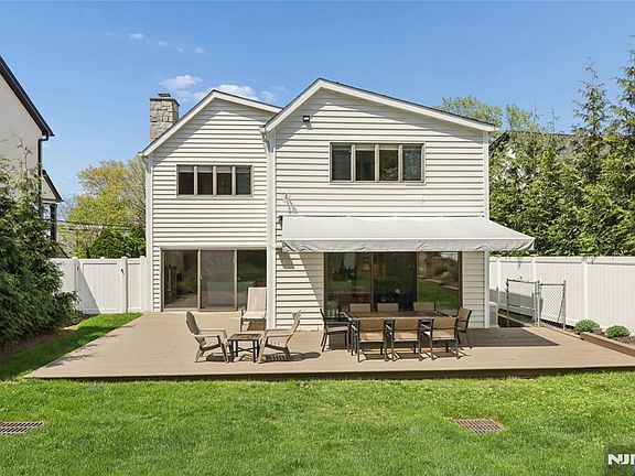 3rd image of 160 Magnolia Ave