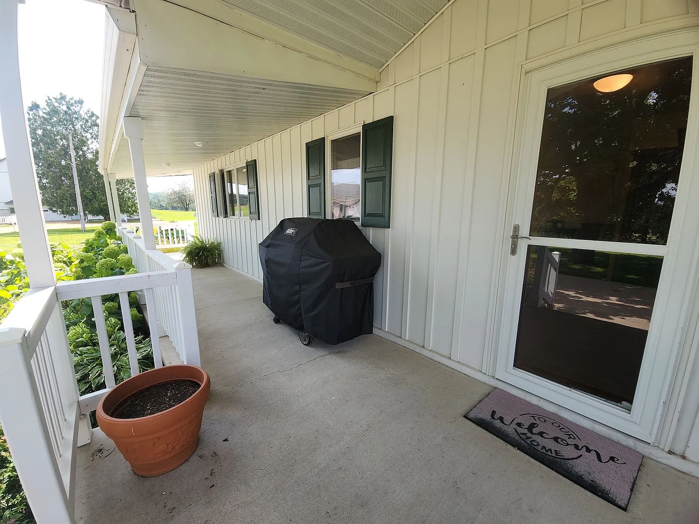 Spacious 4BR Country Home on 1.25 Acres — Photo 2