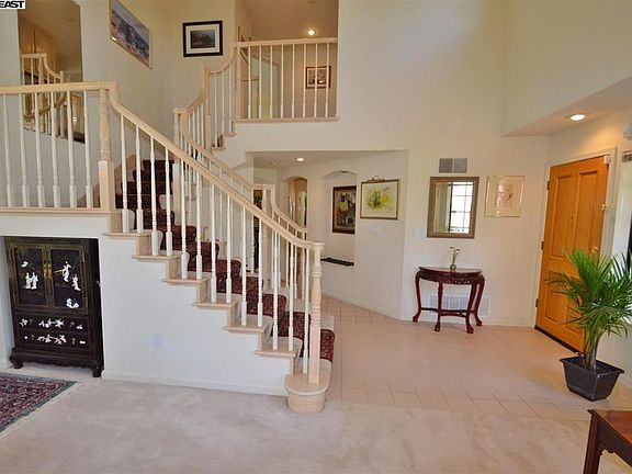 Open and bright entry way