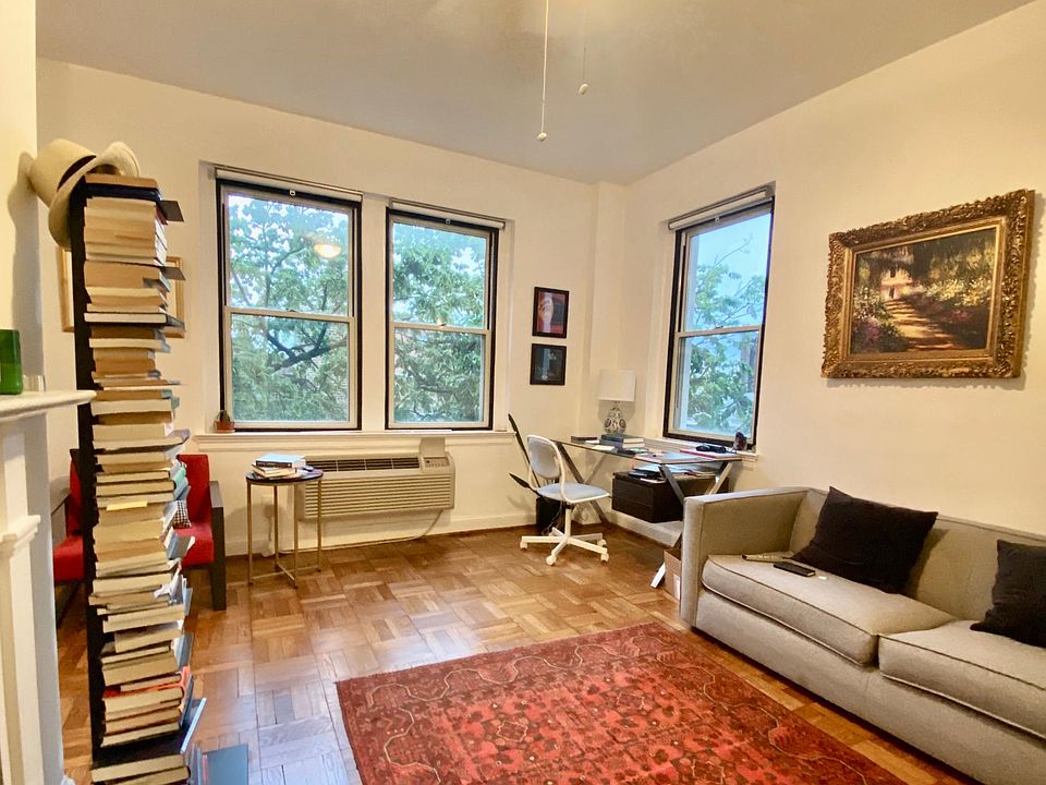Nine windows throughout the apartment facing 3 different directions. Great light throughout!
