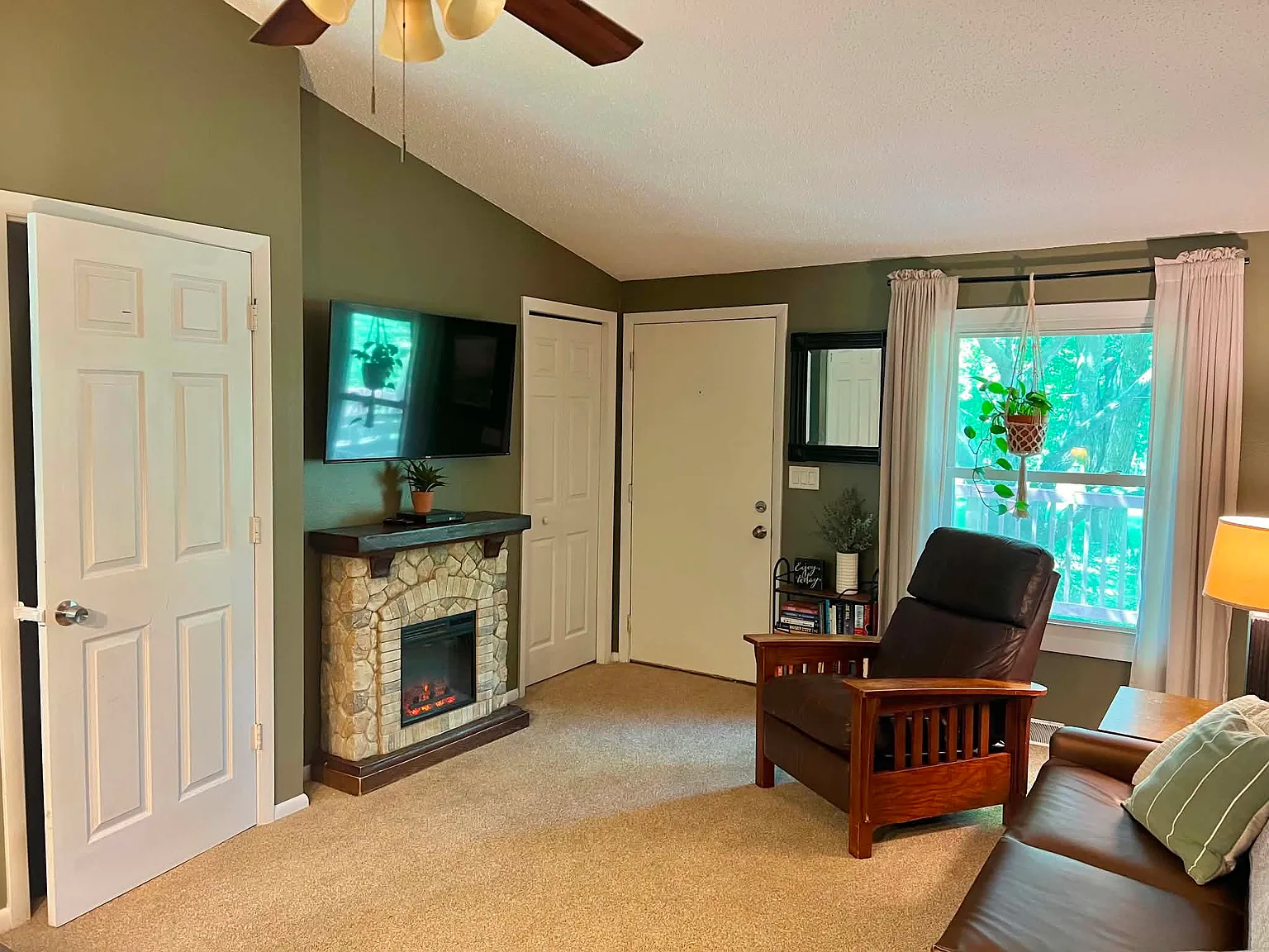 3 bed, 908 sqft, $1,295 — Photo 2