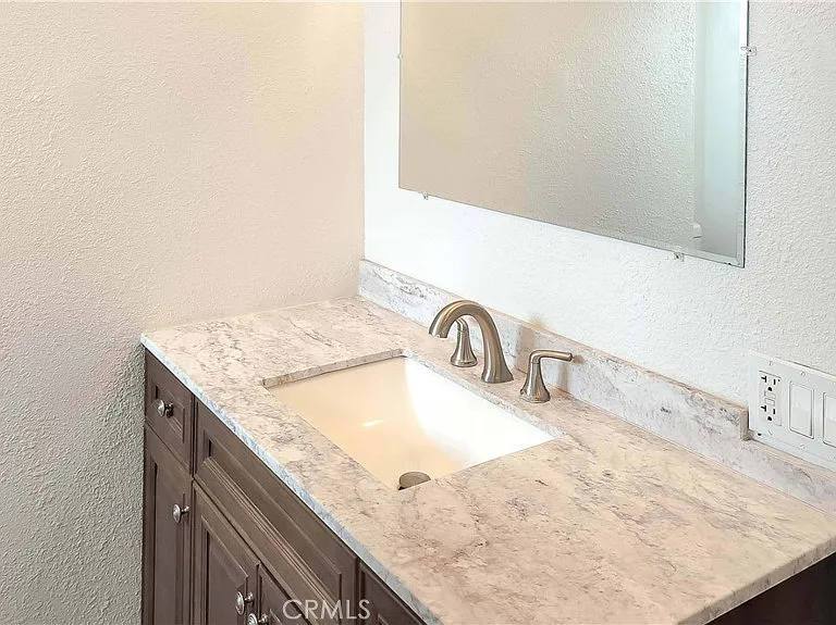 1724 Crofton Ln — Photo 20