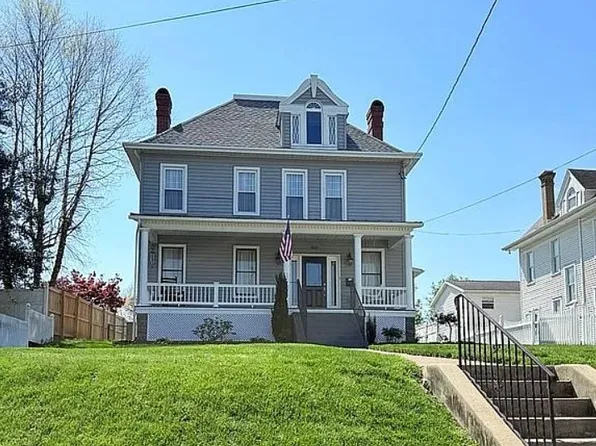 305 W 4th St, Williamstown, WV 26187
