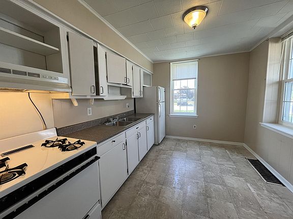3rd image of 2150 N Susquehanna Trl APT 1