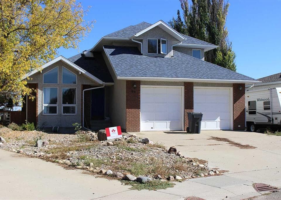 1st image of 405 Maple Cres W