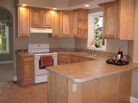 Kitchen peninsula w/bar