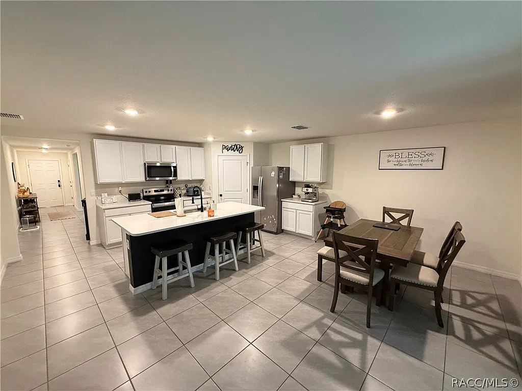 4 bed, 1852 sqft, $2,200 — Photo 2