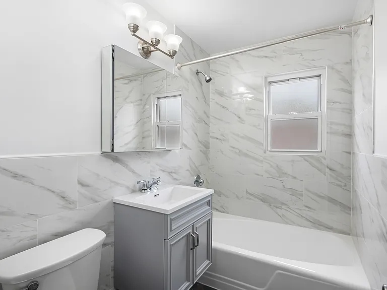 Crestwood Lake Apartments — Photo 90