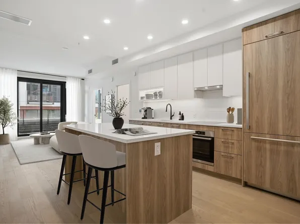 8398 Oak St #204, Vancouver, BC V6P 4B1