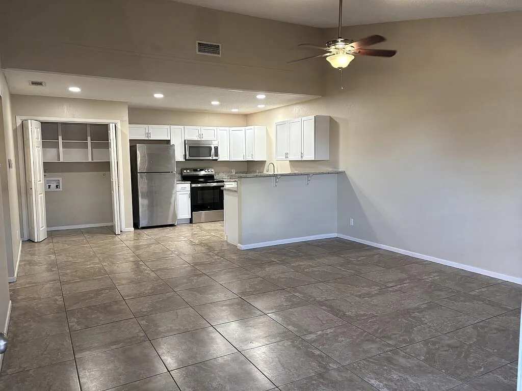 2 bed, 1.0 bath, 1000 sqft, $1,650 — Photo 2
