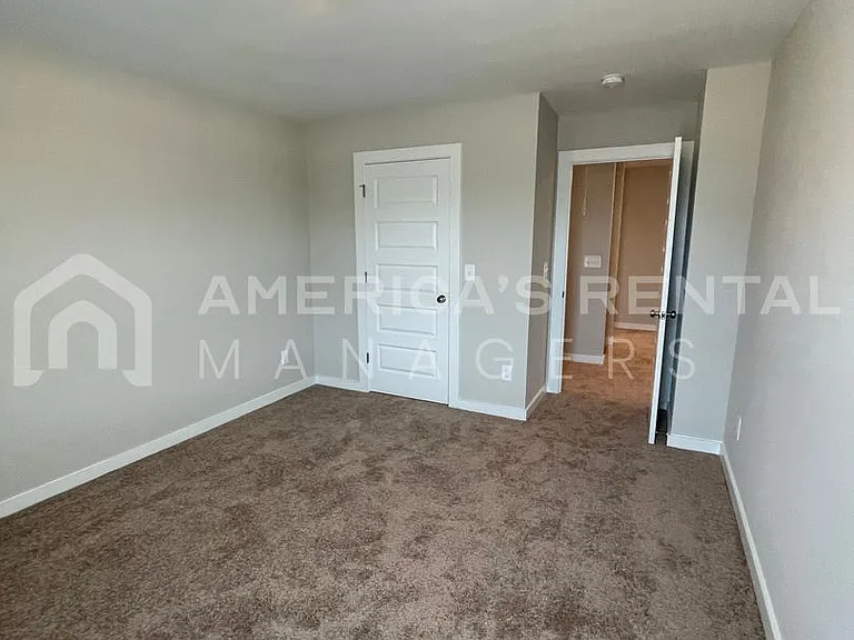 55 Kings Way — Photo 32