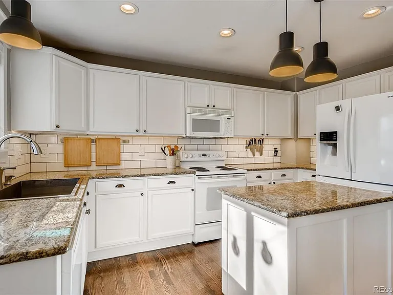 1118 Riddlewood Ln — Photo 11