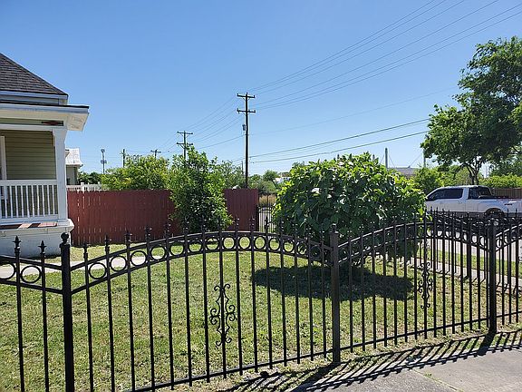 5th image of 1102 E Crockett St