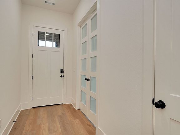 2nd image of 1407 W Brooks Pl