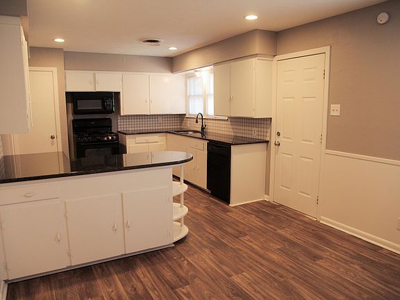 Kitchen with granite pic 3