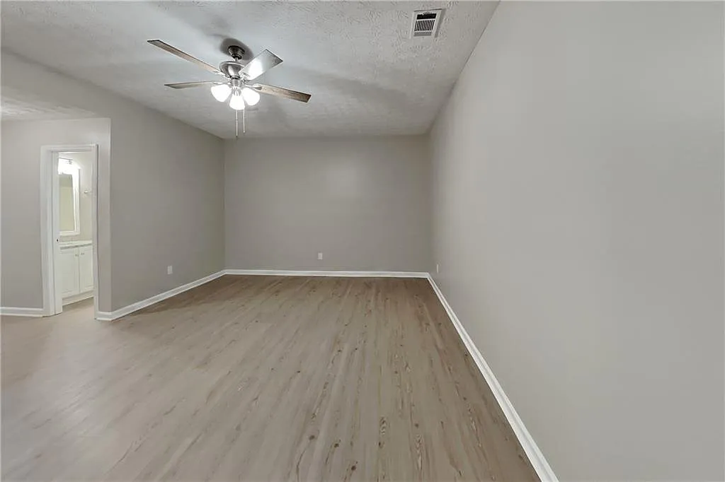 4 bed, 3.0 bath, 3021 sqft, $2,575 — Photo 4