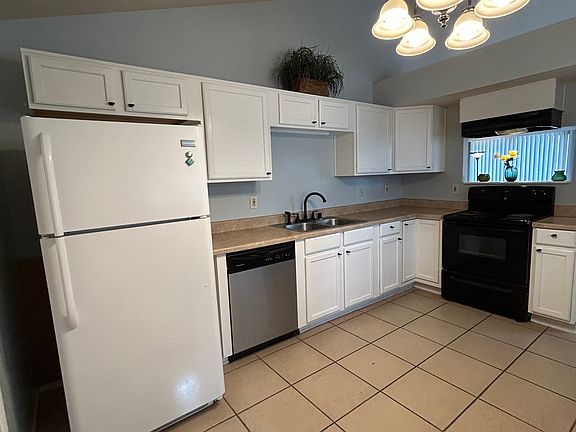 Another view of the eat-in kitchen.