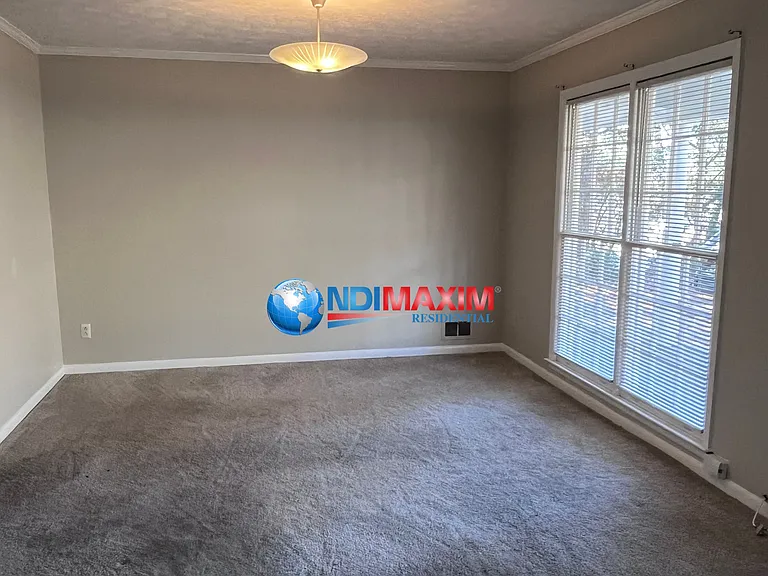 2082 Windsor Ln — Photo 6