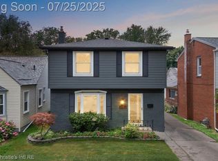 2023 Roslyn Rd, Grosse Pointe Woods, MI 48236