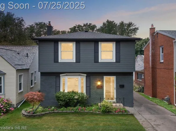 2023 Roslyn Rd, Grosse Pointe Woods, MI 48236