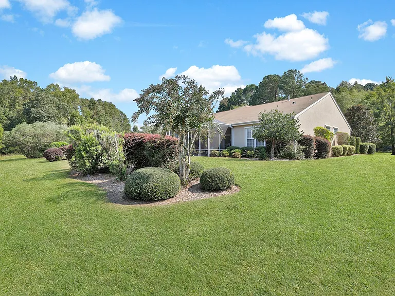 Huge lot in Back on Lagoon