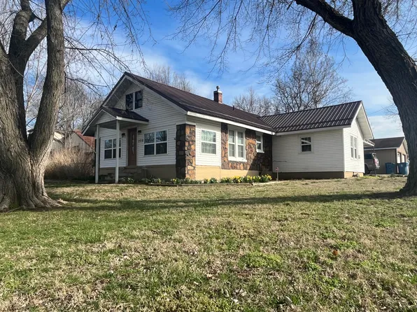 208 E Oak Street, Stockton, MO 65785