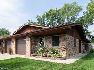 126 Innsbrook Dr, Streamwood, IL 60107