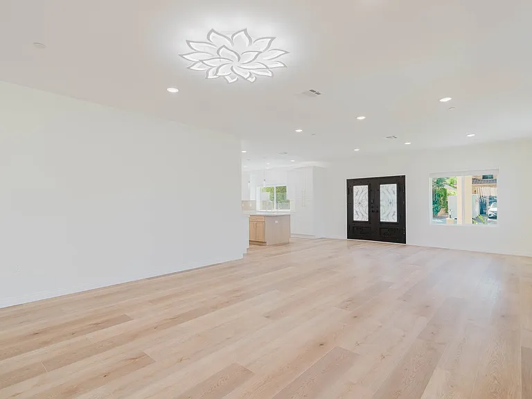 1079 E Elmwood Ave — Photo 6