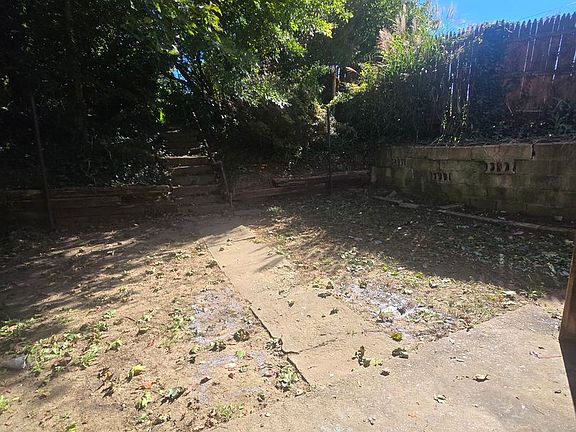 3rd image of 1920 Victoria Ave