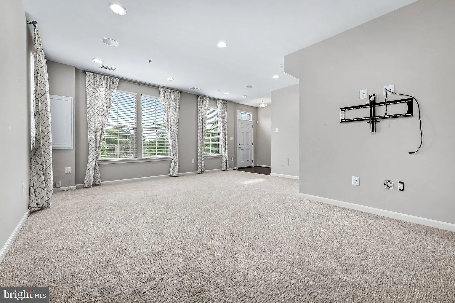 3 bed, 2.5 bath, 3044 sqft, $3,300 — Photo 3