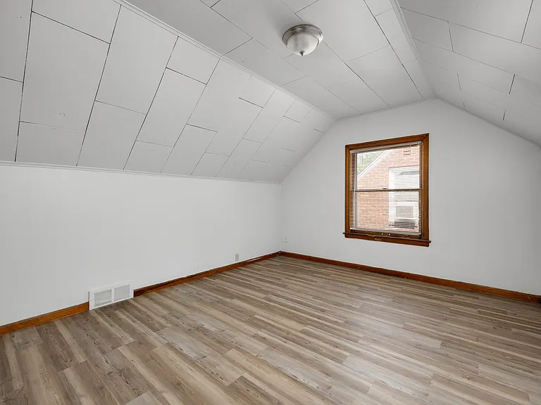 15630 Sprenger Ave — Photo 10