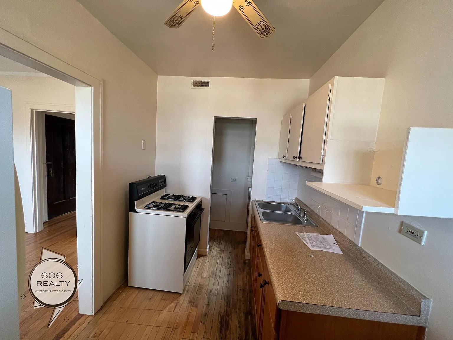 Bright and Sunny Forest Park Apts! — Photo 2