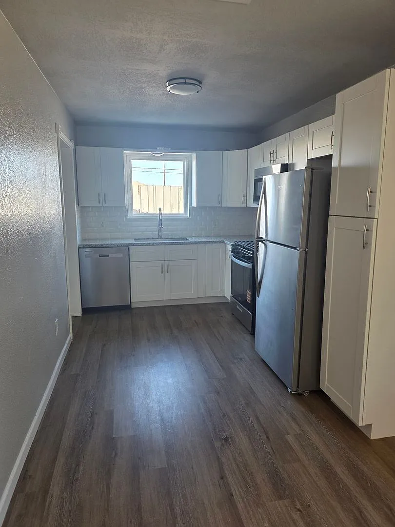 4 Bedroom Home — Photo 2