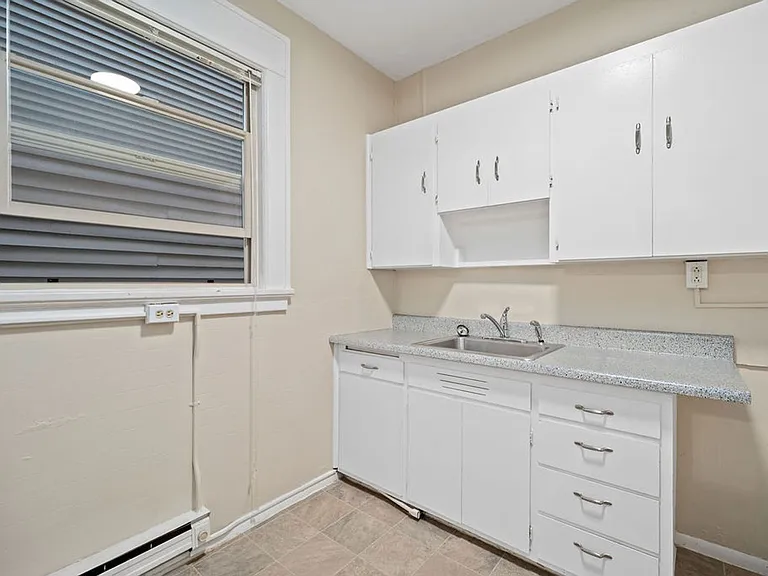 Rialto Court Apartments | MOVE-IN SPECIAL: ONE MONTH FREE RENT — Photo 11