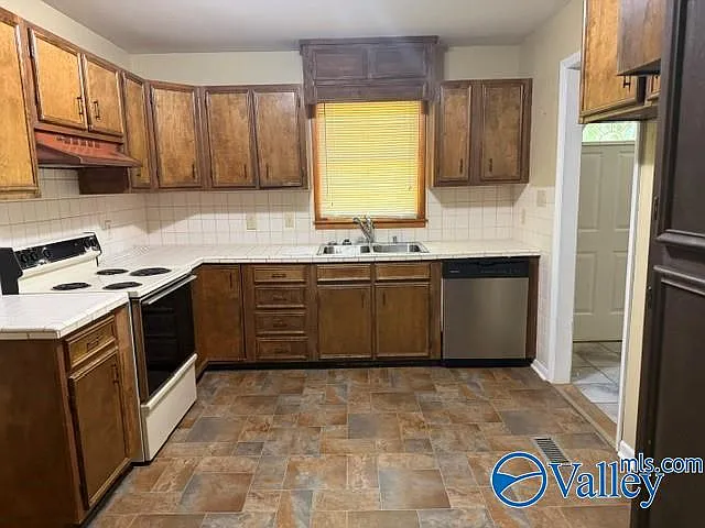 3 bed, 2.5 bath, 1711 sqft, $1,950 — Photo 3