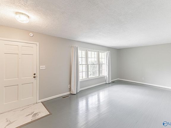 4th image of 5015 Lori Cir NW